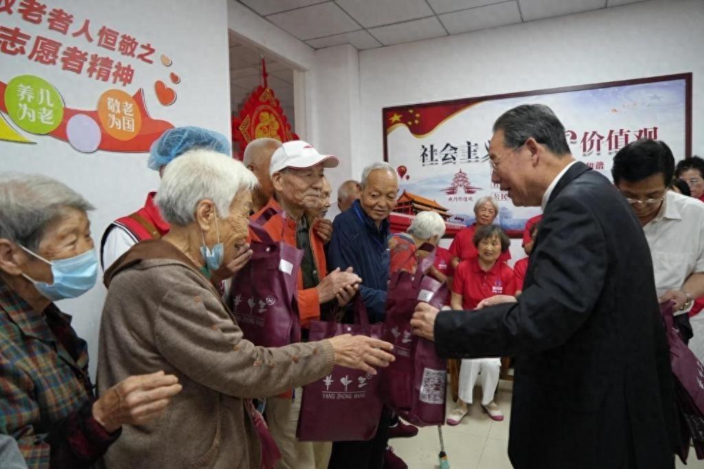 重阳节，西安市慈善会携万元慰问金和五千物资，为 200 多位老人送上温暖
