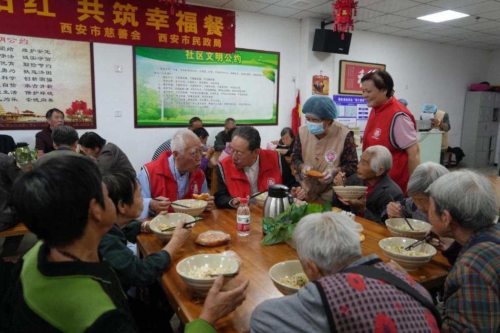 重阳节，西安市慈善会携万元慰问金和五千物资，为 200 多位老人送上温暖  第3张