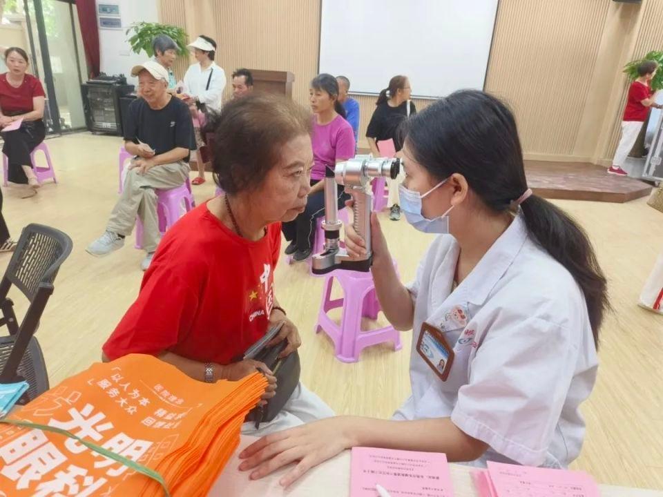 重阳节，东莞光明眼科医院以实际行动关爱老人眼健康，你参与了吗？  第3张