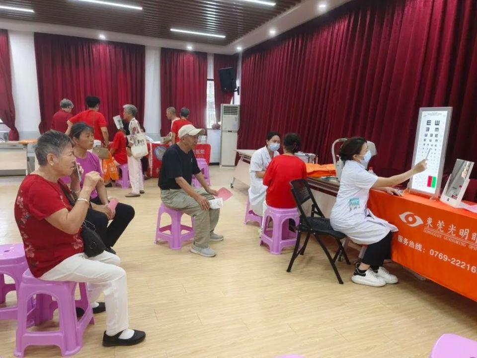 重阳节，东莞光明眼科医院以实际行动关爱老人眼健康，你参与了吗？  第4张