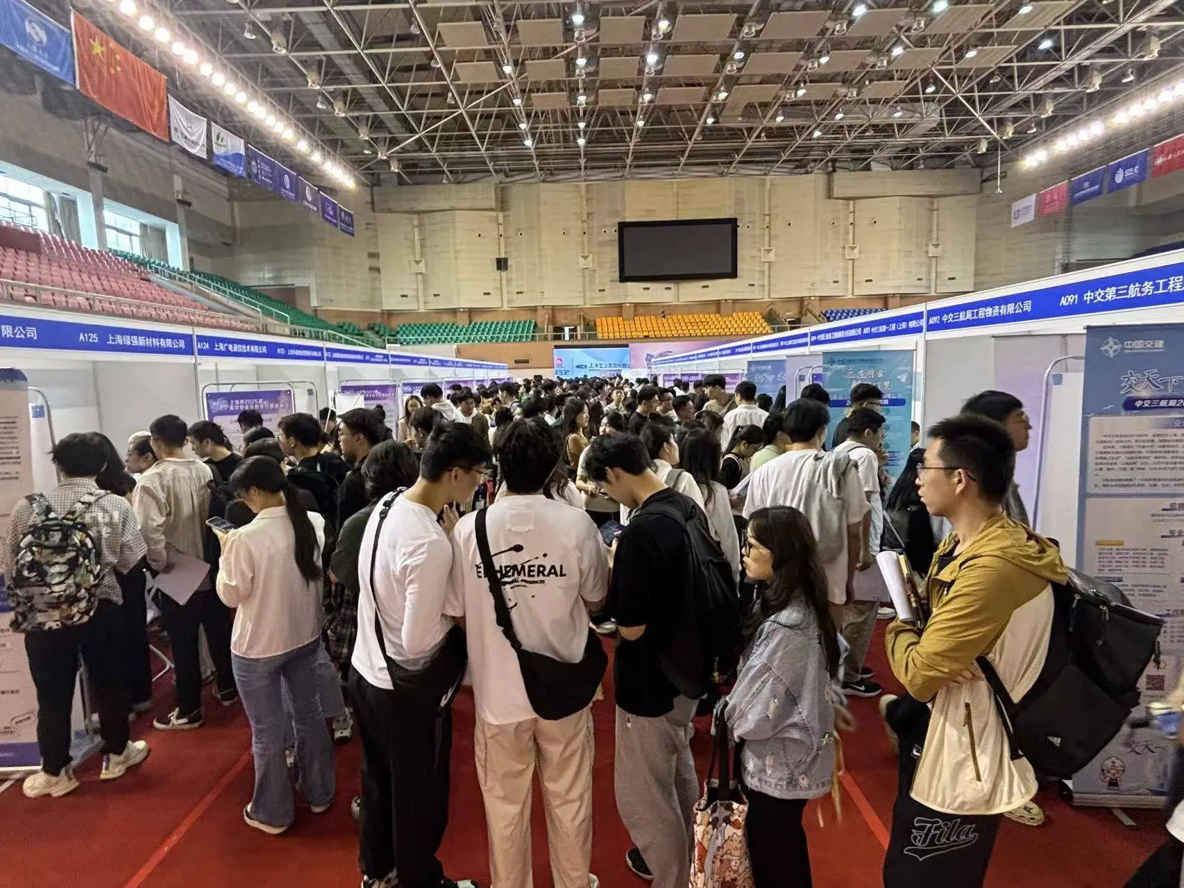 2025 届上海高校毕业生秋招季来袭，24.6 万毕业生何去何从？  第2张