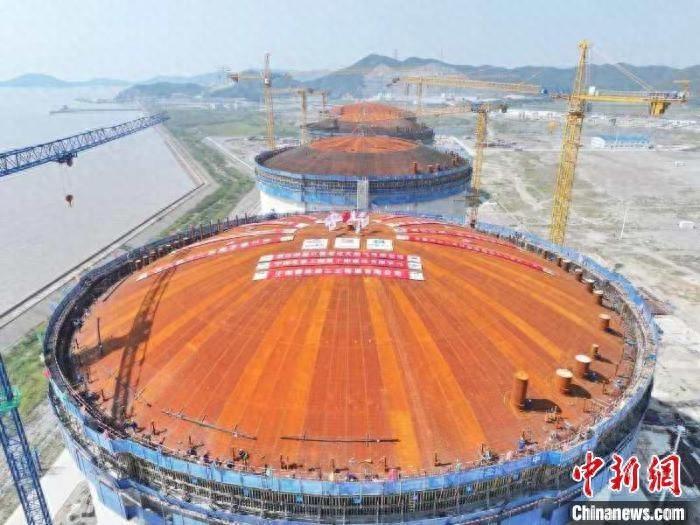 2027 年建成投产！浙能舟山六横 LNG 项目储罐穹顶顶升任务圆满完成  第1张