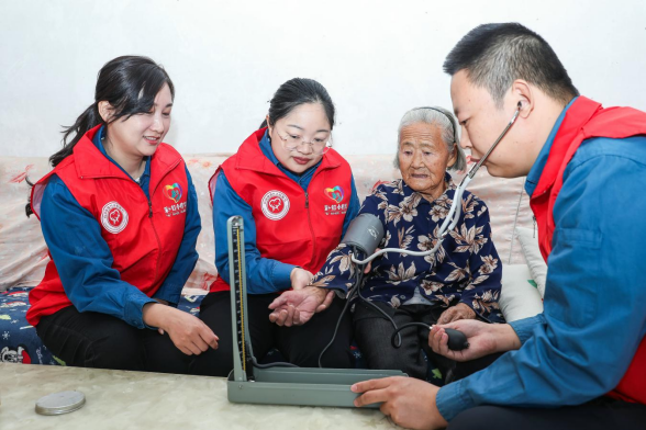 重阳节，国网商河县供电公司彩虹小桔灯志愿者为老人送上温暖与陪伴  第2张