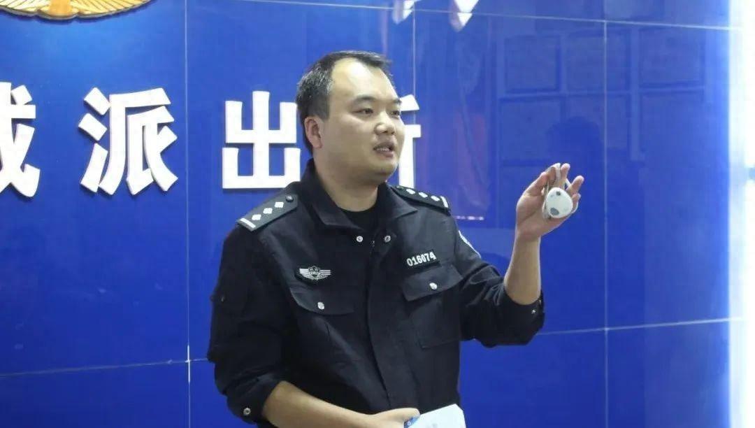 灞桥警方暖心捐赠！智能定位器让走失老人不再迷途  第1张
