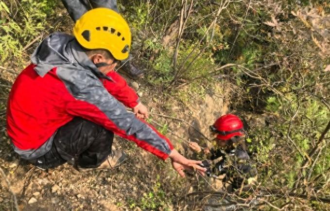 女子爬山不慎跌落半山腰，怀柔消防紧急救援  第1张