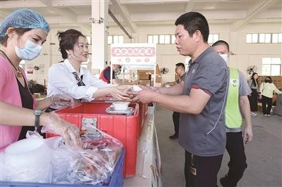 双 11 快递员最繁忙，工会移动厨房送上 330 份爱新餐  第1张