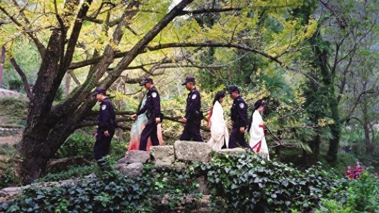 周末单日游客高达两万！妥乐景区如何应对停车难题？  第1张