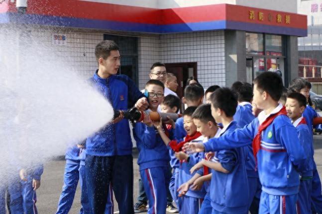 消防战士变身老师，带领孩子们沉浸式体验灭火与救援  第1张
