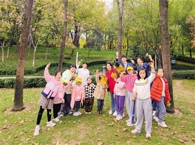 孩子们在郑州之林竟发现了这些五彩斑斓的树叶  第1张