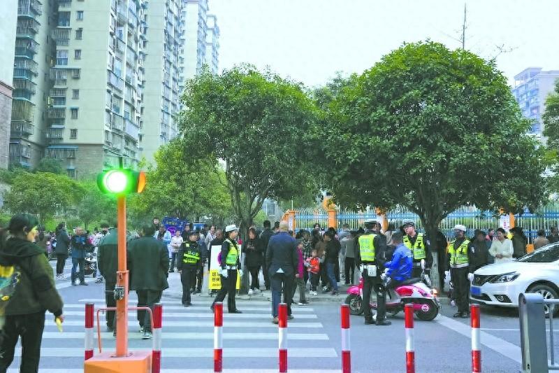 交警全力守护，护学岗为学生安全保驾护航