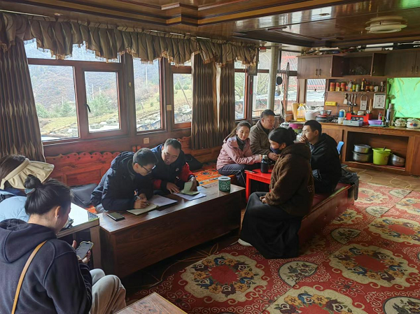 省草业中心驻村干部携手甘孜州文旅发展集团，为德巴村送来温暖  第2张