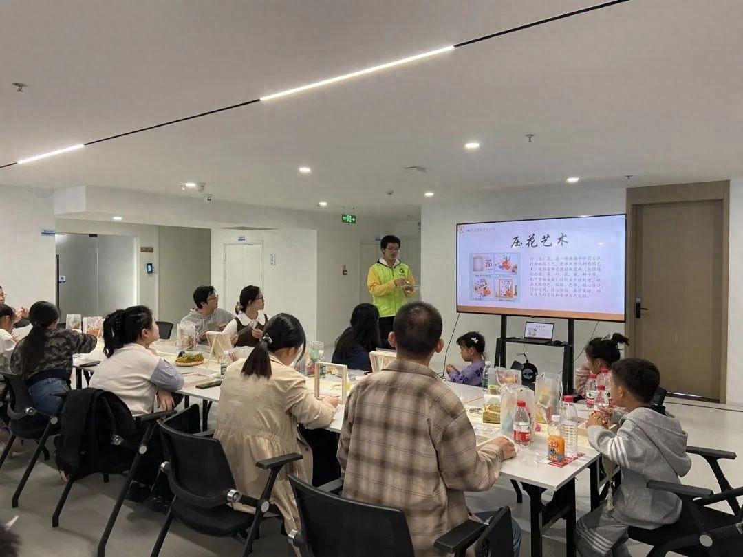 近 40 名高层次新侨人士齐聚，用双手框住秋日美好