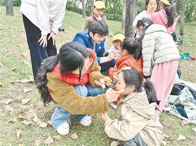 老师和志愿者手持颜料为孩子们画彩绘，这场活动到底有多精彩？