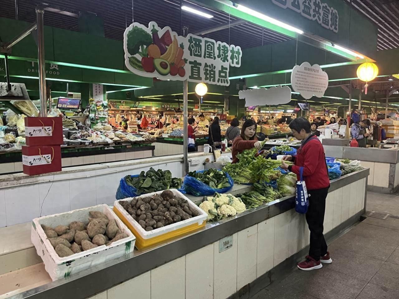 一天销售两三百斤！这个蔬菜摊位为何如此受欢迎？