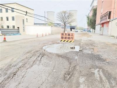 电厂路七八处坑洞已填平，仅剩一处存有积水，市民终于可以放心出行