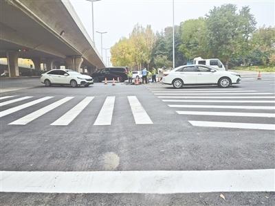 破损路面修复完工，京广路右江路路口交通秩序恢复正常  第1张
