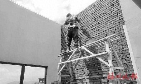 福州一小区业主竟在阳台外私自加建水泥围墙，执法人员这样做……
