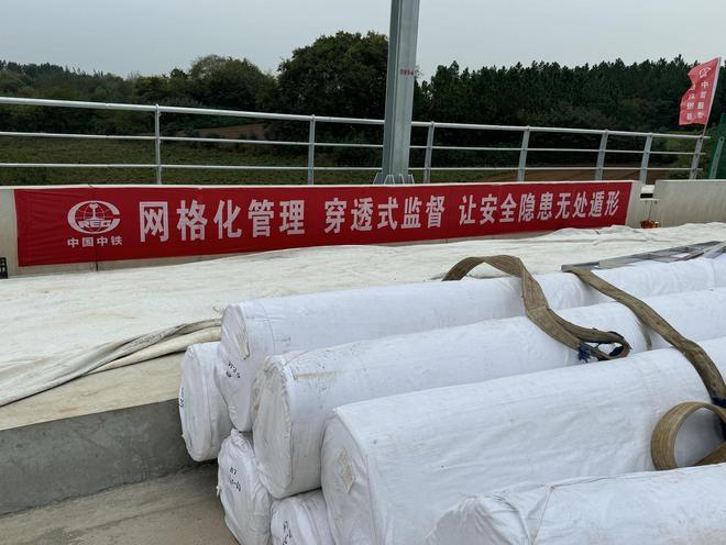 铁路建设竟现以次充好，弹性垫层一割就开，安全隐患谁来负责？  第2张