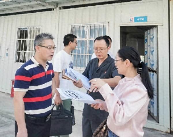 女子为电梯卡将邻居告上法庭，结果竟然是……  第1张