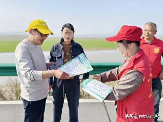 点赞！志愿者持续开展活动，守护东港湖湿地候鸟家园  第1张