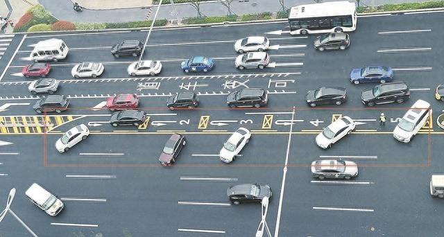 5 个车位同步掉头！成都交警启用新型通道，缓解路口拥堵  第1张
