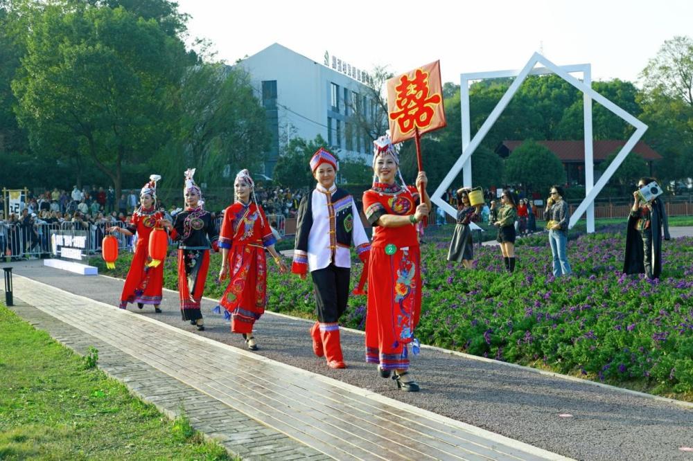 时装与花海相拥，村‘装’秀让美丽乡村变身时尚秀场  第2张