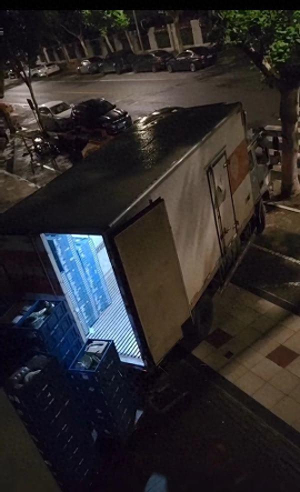 凌晨卸货哐哐响，居民被吵醒，盒马自提店为何如此扰民？