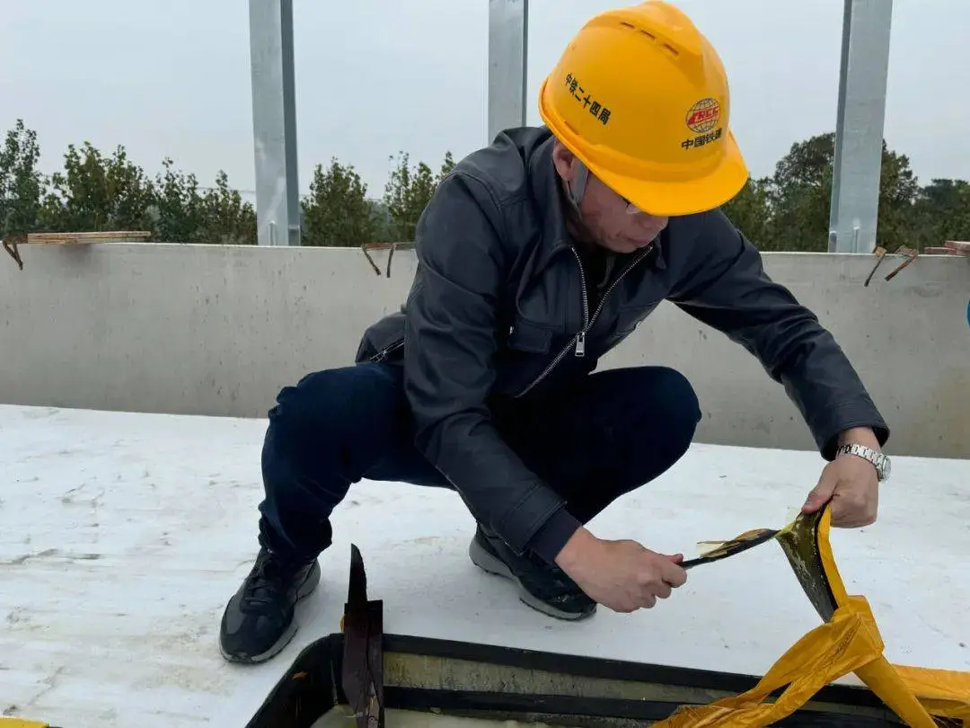 铁路轨道建设惊现安全隐患，弹性垫层质量问题引发关注