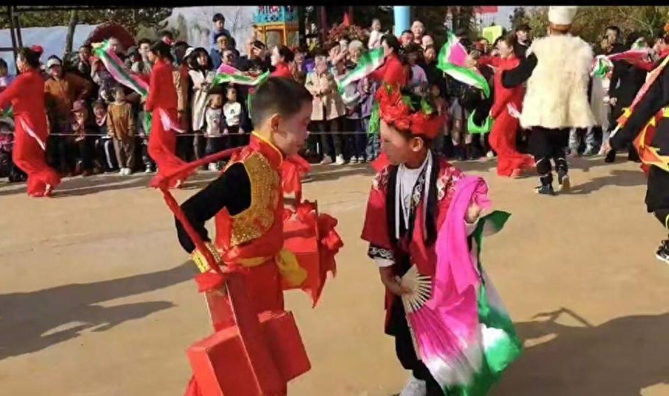 11 月 10 日，万人齐聚花花山景区，只为目睹这场独特的秧歌演出