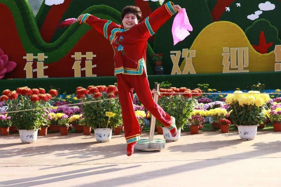 11 月 10 日，万人齐聚花花山景区，只为目睹这场独特的秧歌演出  第4张
