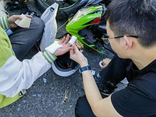 刹车失灵！太子尖盘山公路突发摩托车侧翻，两名男子受伤倒地！幸好有他……  第4张