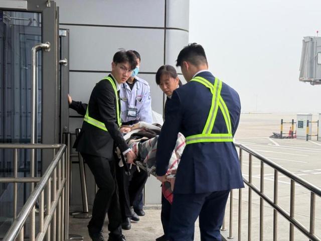 首都航空一外籍旅客突发晕厥抽搐，青岛机场一小时紧急救援转危为安  第2张