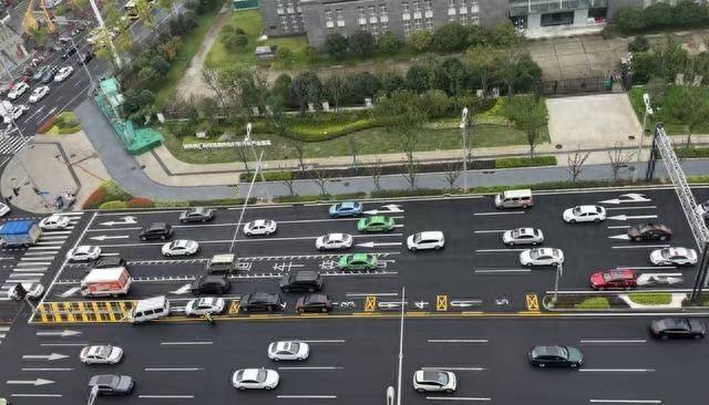 成都首个多车位串联掉头路口来了！你知道怎么掉头吗？  第1张