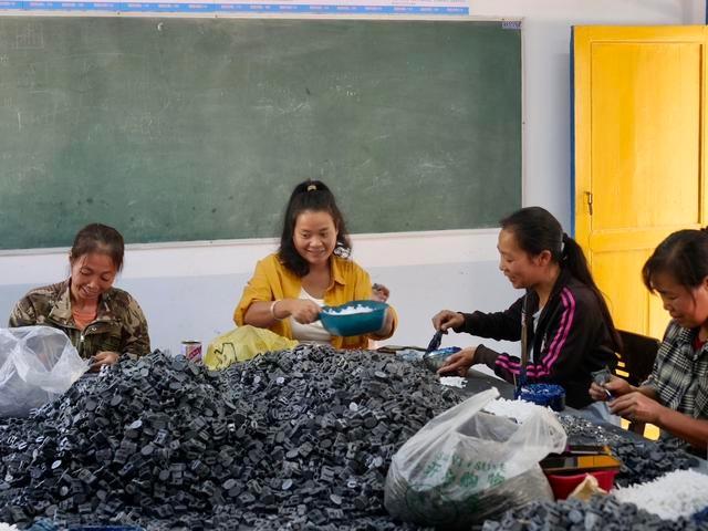 从家庭妇女到产业工人，会同县一女子家门口就业，一天能挣五六十块  第2张