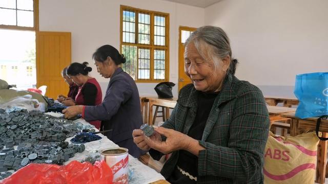 从家庭妇女到产业工人，会同县一女子家门口就业，一天能挣五六十块  第5张