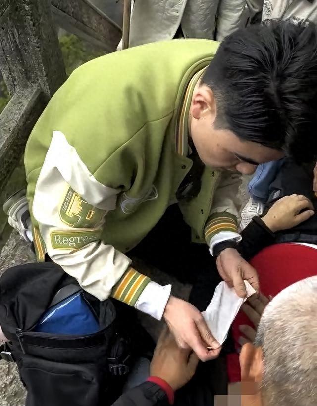 黄山之上老人突然倒地，关键时刻他挺身而出