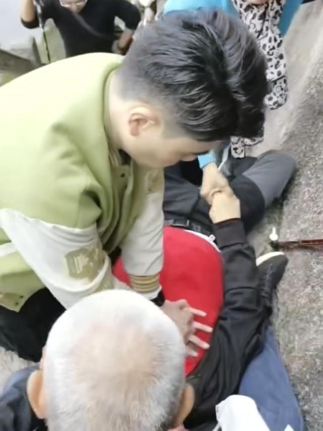 黄山之上老人突然倒地，关键时刻他挺身而出  第2张