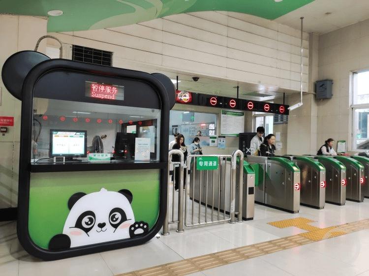 重庆轨道 2 号线动物园站萌趣升级，熊猫彩绘打造热门打卡地  第3张