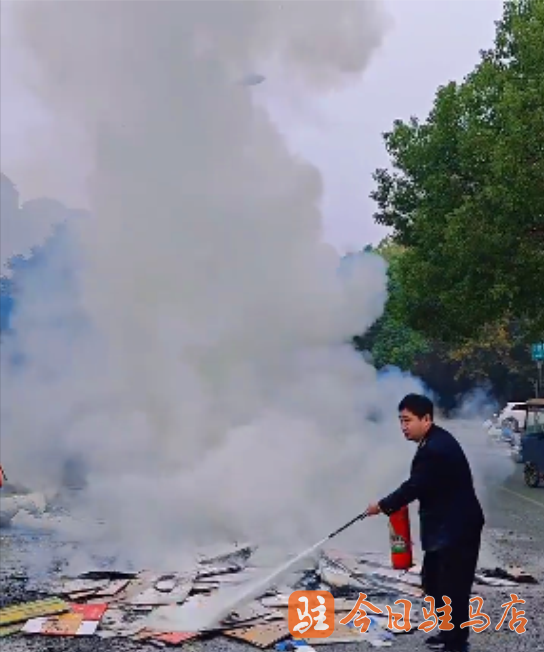 突发火情！公交司机变身消防员，勇救三轮车  第2张