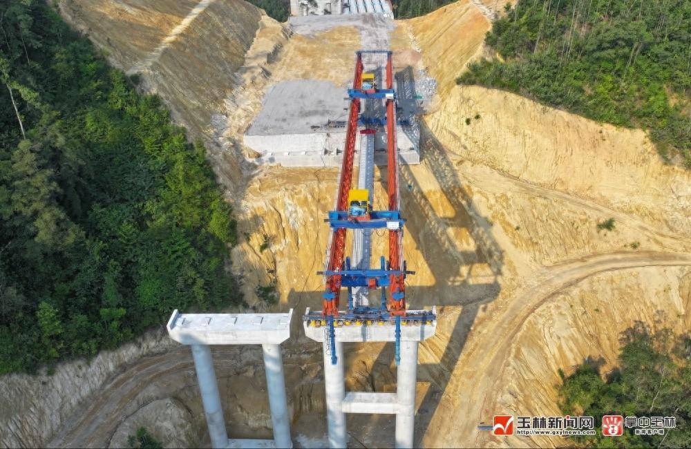 苍容高速 8 标梅子坪大桥首片 T 梁顺利架设完成