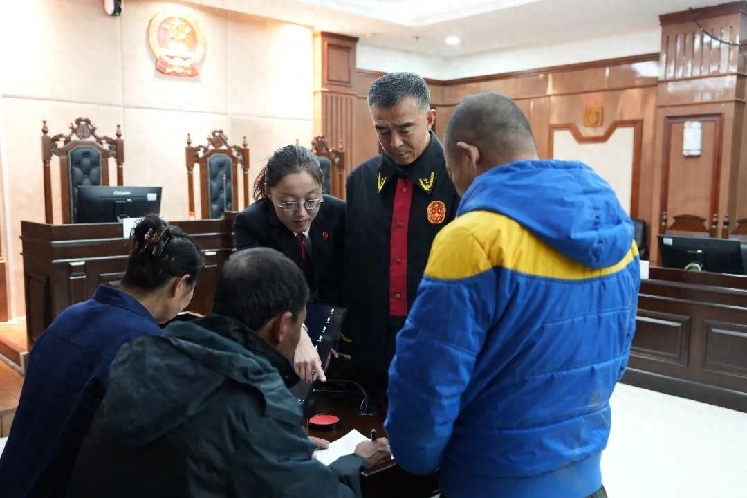 法官高效调解，4 万多元工钱迅速到手，当事人感激涕零