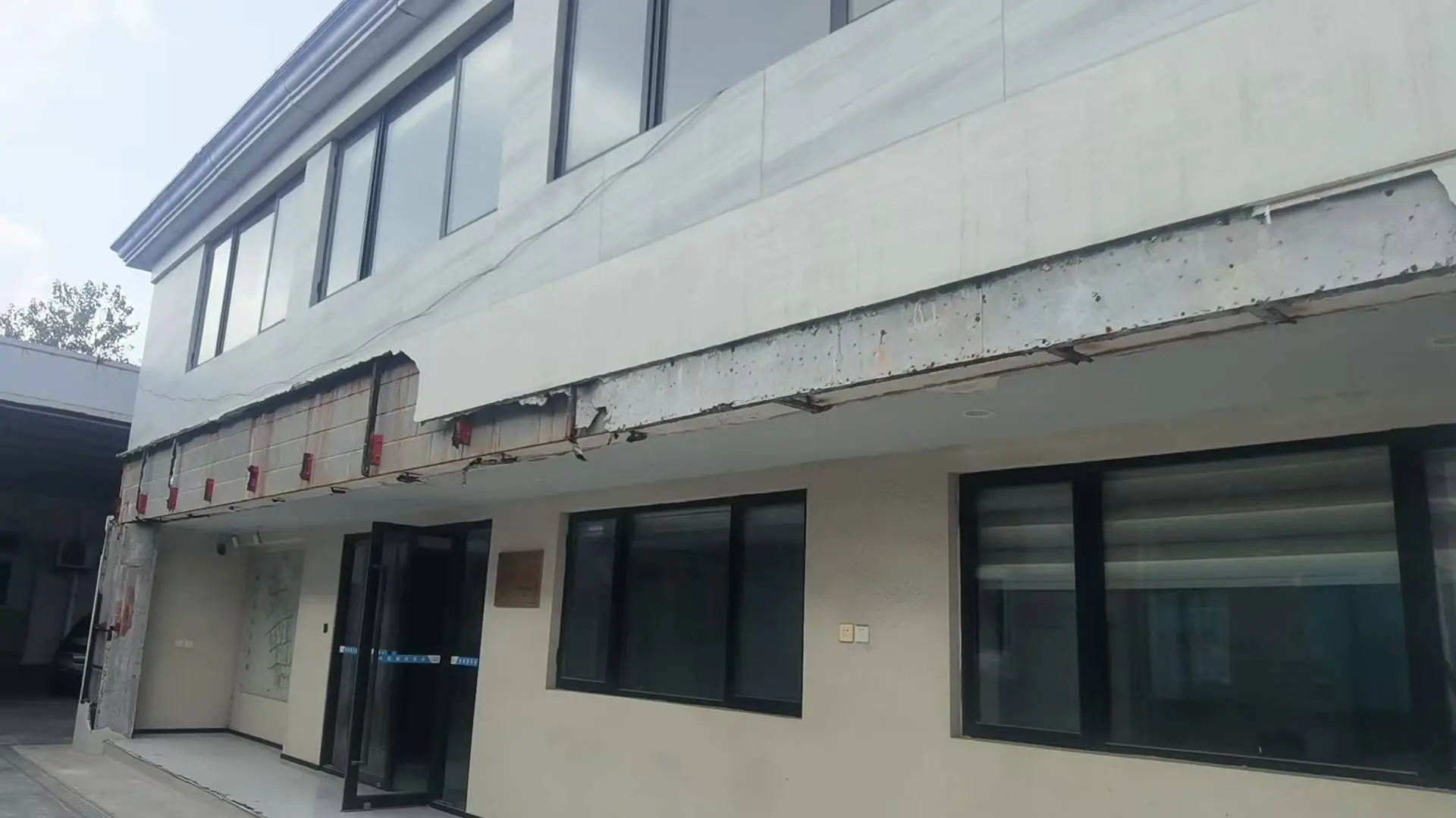 上海闵行梅龙镇竟有人往河道倾倒建筑垃圾，真相究竟如何？  第1张