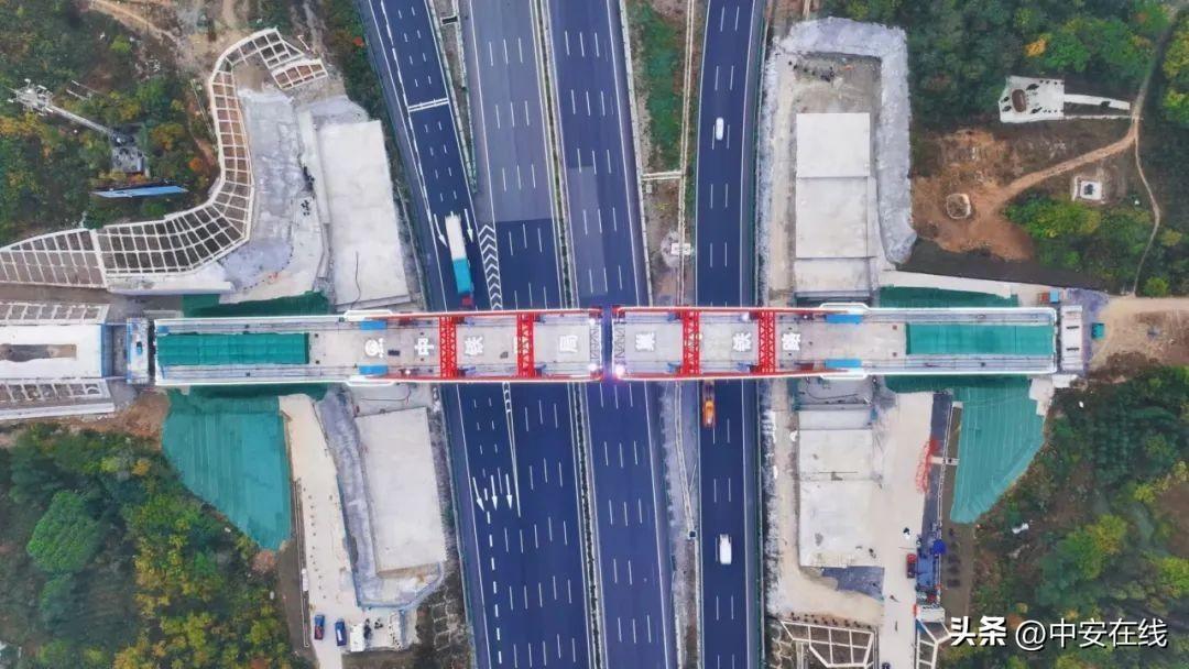 万吨连续梁 T 构成功转体！巢马城际铁路建设取得重大进展  第2张