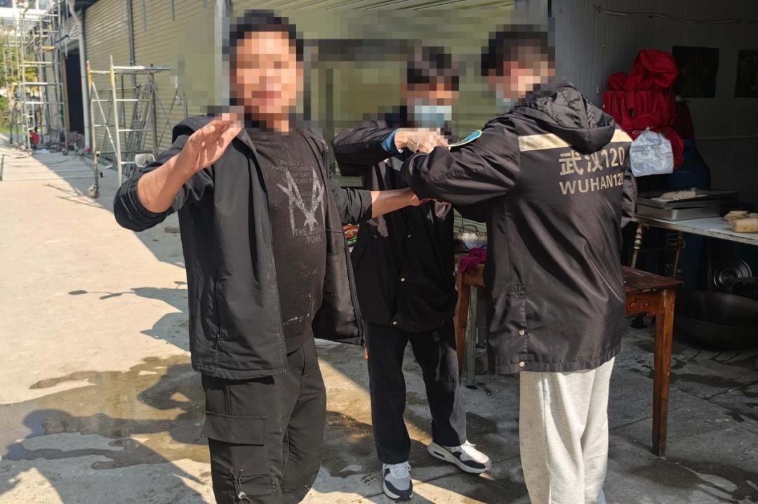 突发！武汉一男子手指被卷入绞肉机，现场情况危急  第3张