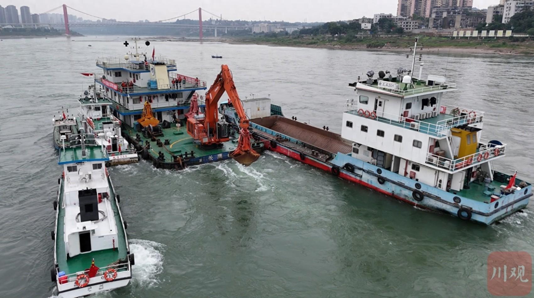直击痛点！长江泸州段小米滩水道疏浚，确保枯水期船舶通行  第1张