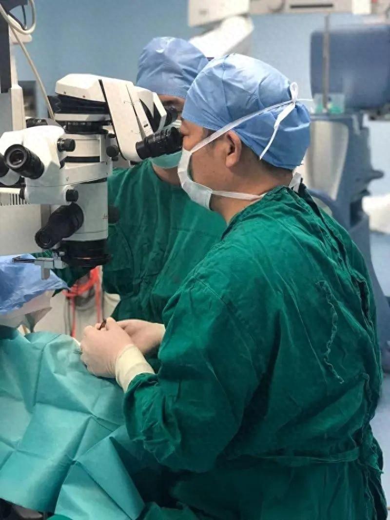 男子右眼被油漆溅伤视力恶化，一年后他做出这个决定，结果