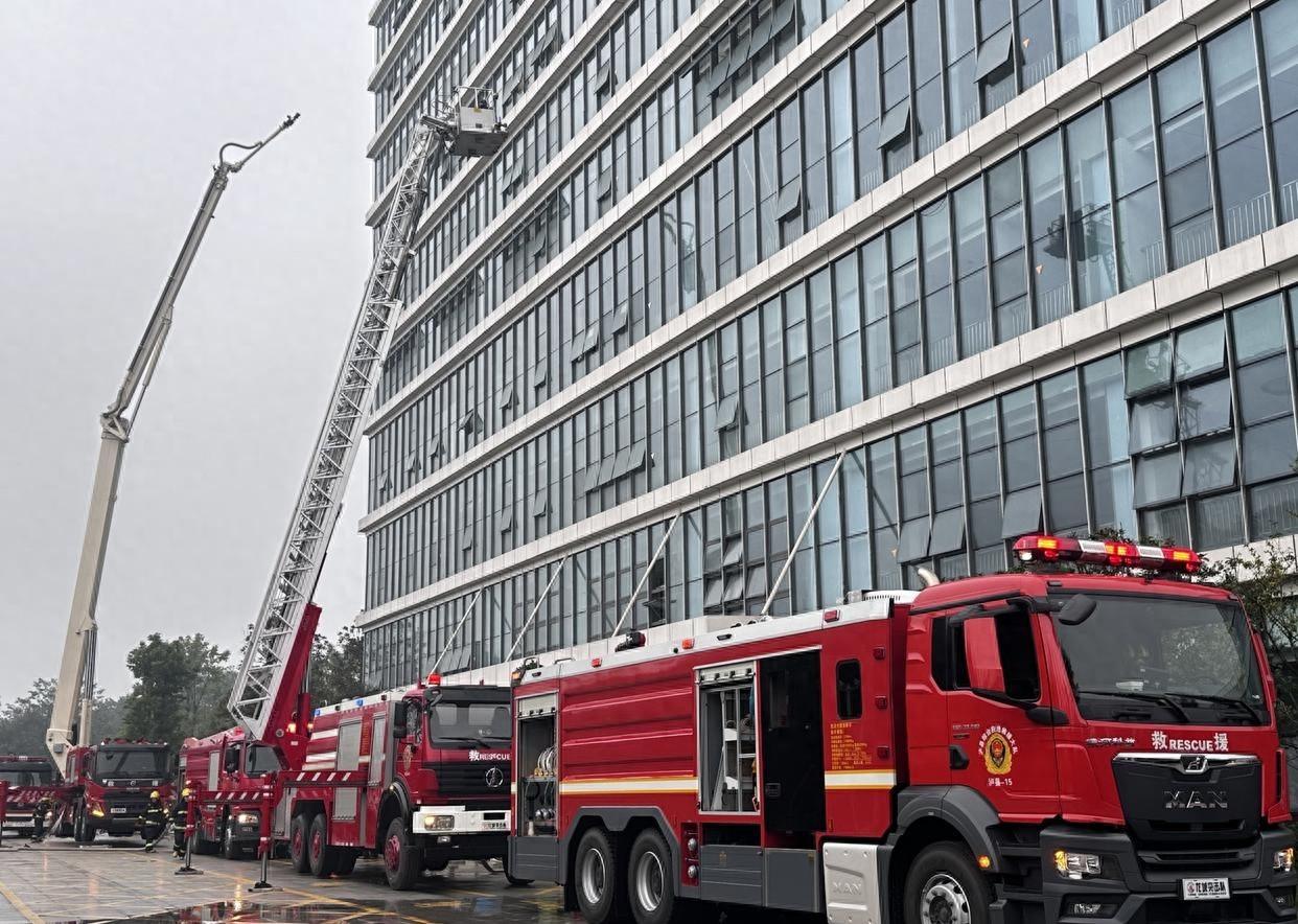 突发！泸县建筑总部 10 楼办公室电线短路引发大火，现场情况如何？