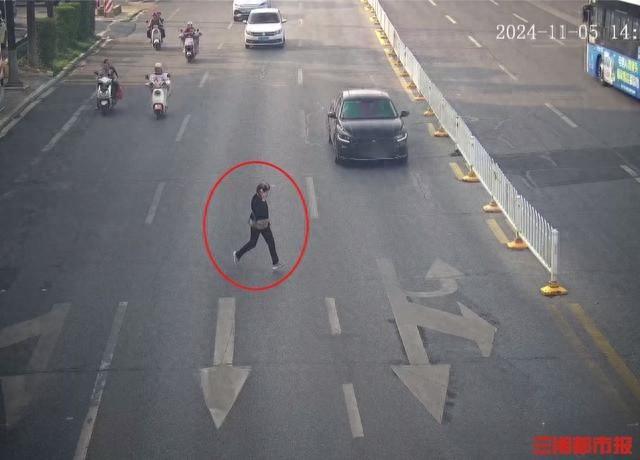行人不走斑马线，边打电话边横穿马路被撞，原因竟是……  第1张