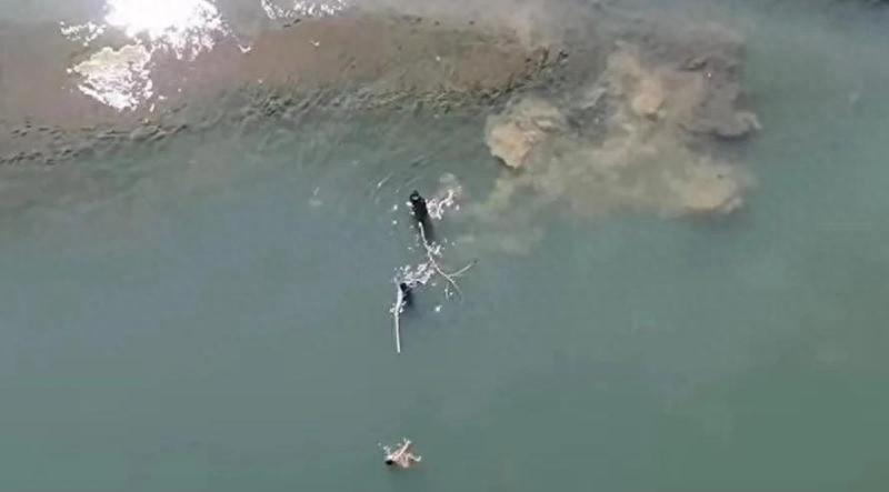 10 岁男童溺水命悬一线，两位好心人挺身而出，他们能成功吗？