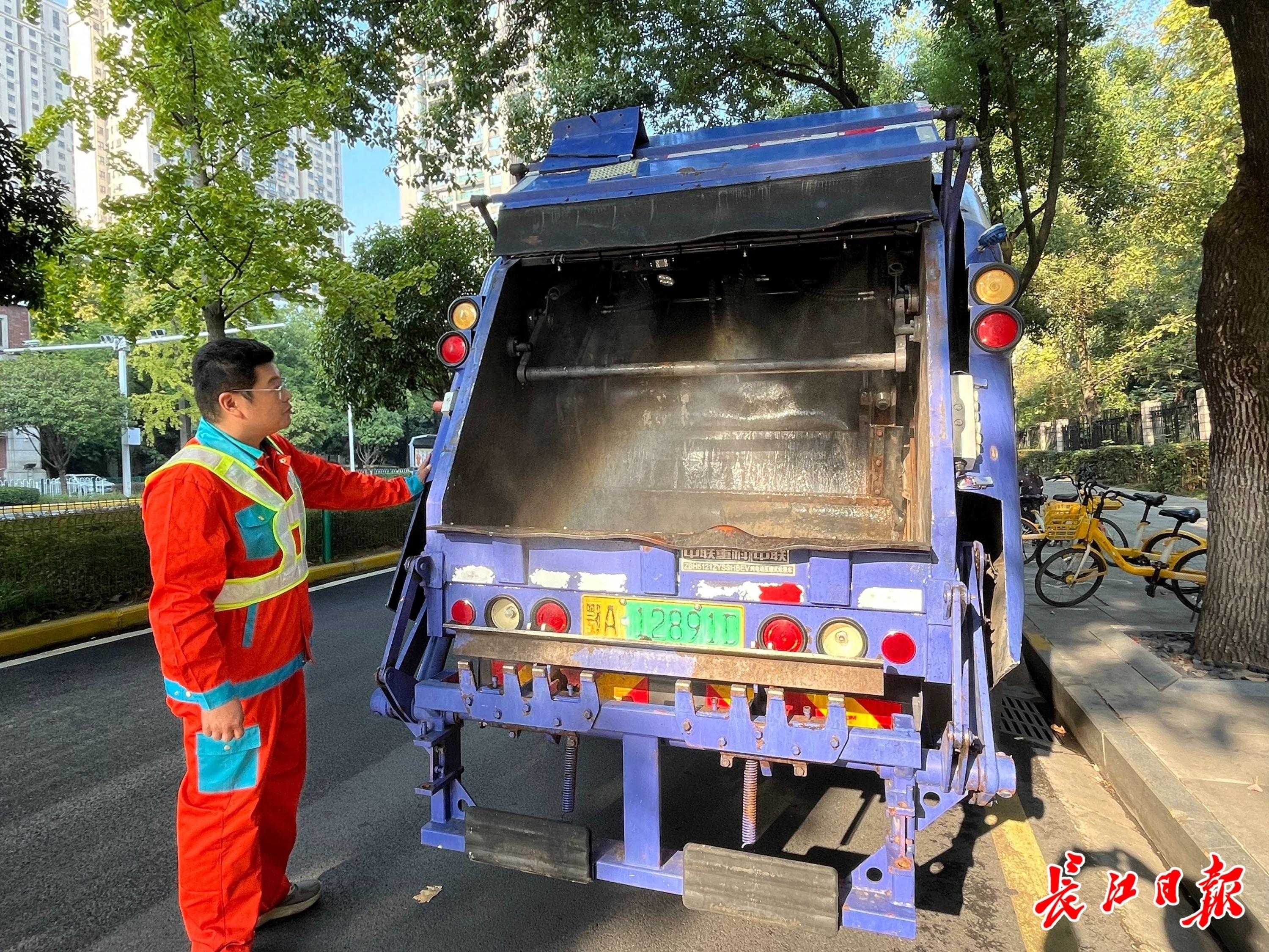 垃圾收运车加装喷淋设备，香喷喷地来，香喷喷地去  第1张